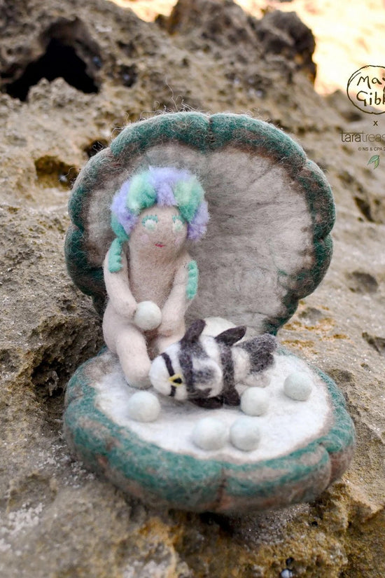 May Gibbs - Little Obelia Clam Shell