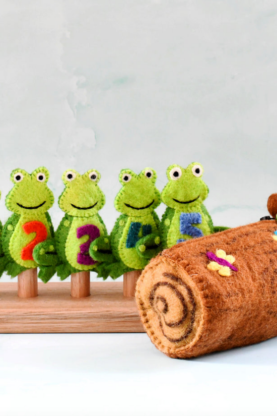Frog Finger Puppets with Log Bag